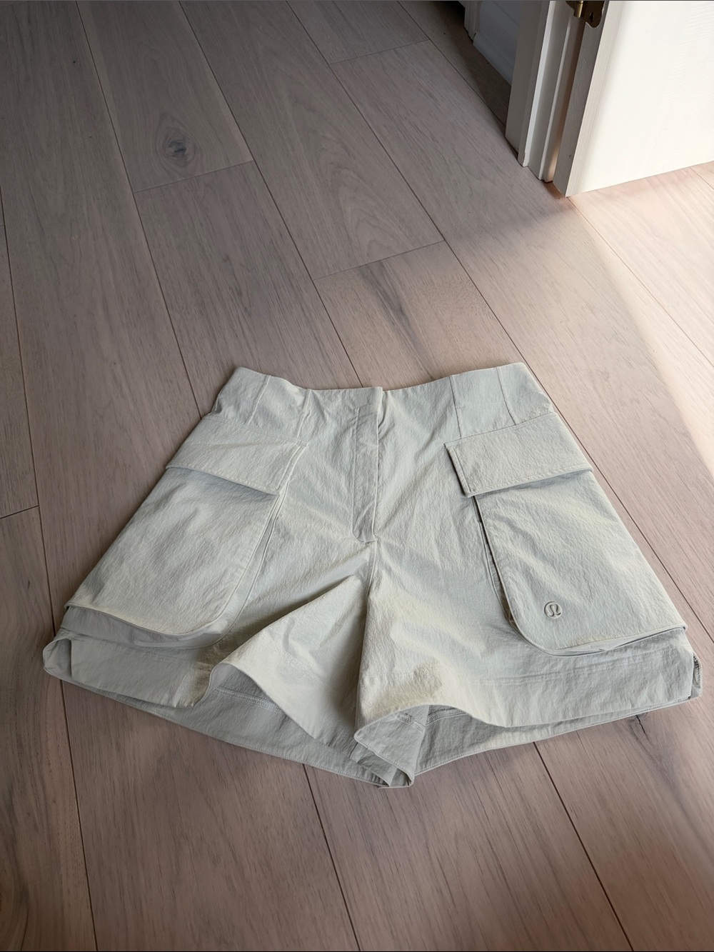 [Lululemon] Relaxed-Fit Super-High-Rise Cargo Short 4" size 6 - Picture 3 of 10